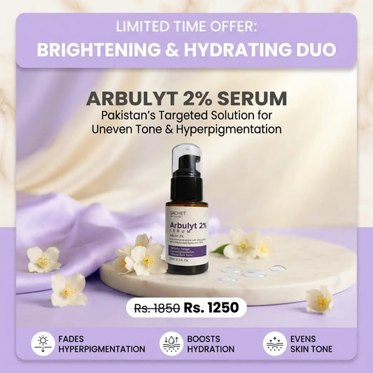 Person holding a bottle of SACHET Arbulyt 2% Serum