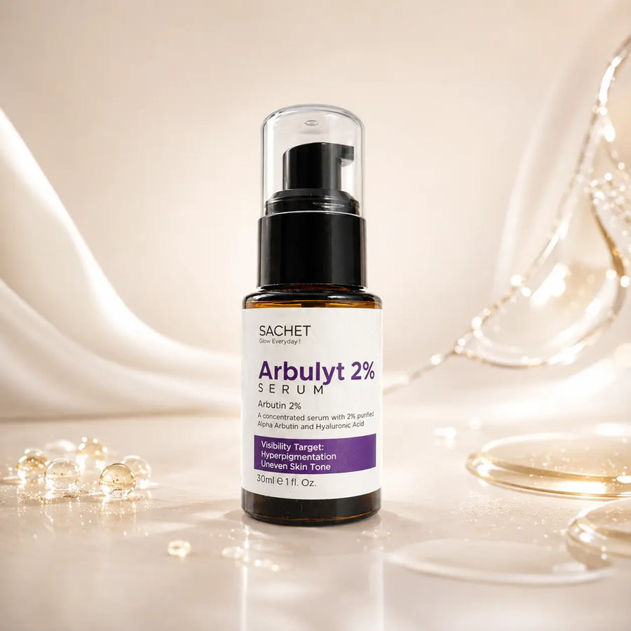 Person holding a bottle of SACHET Arbulyt 2% Serum