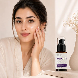 Woman holding a bottle of SACHET Arbulyt 2% Serum with a blurred background