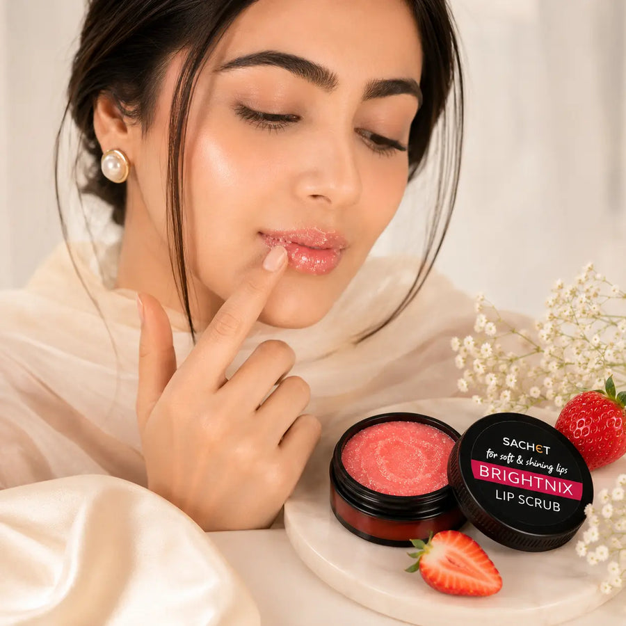 Sachet Brightnix lip scrub on a pink background with text about soft and shining lips.